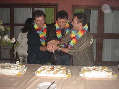Paulo Vieira, Ricardo Ferro e Zepinho cortando o bolo